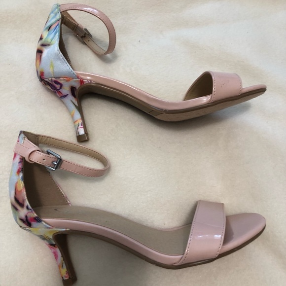 Summer sandals CL by Laundry. NWOT - Picture 4 of 6